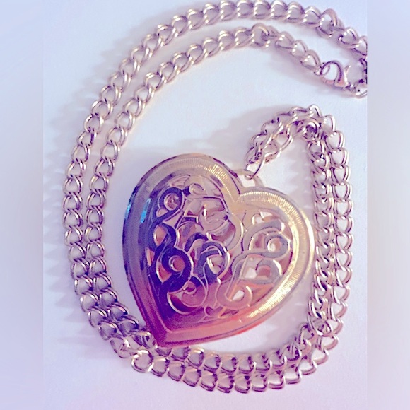 Jewelry - Necklace Large open scrollwork heart 2.5”x2.5” on 30” double link golden chain